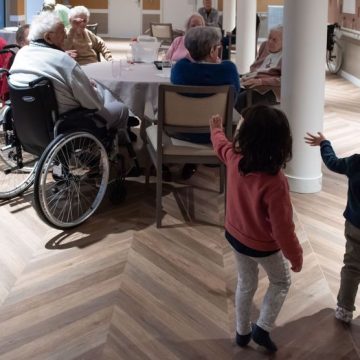 FRANCE-A-NURSERY-IN-AN-EHPAD Les Rencontres Intergénérationnelles : Un Lien Précieux entre Enfants et Personnes Âgées