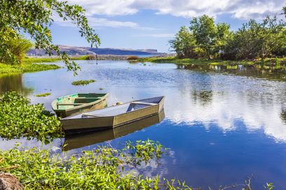 Barques traditionnelles sur L’étang de Saint-Paul, île de la Réunion « Océania, les gardiens de l’océan » : le documentaire qui met en lumière les menaces environnementales et les actions de protection dans le Pacifique