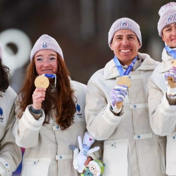BIATHLON-OLY-2026-MILANO CORTINA-PODIUM L’équipe de France de biathlon triomphe aux Jeux olympiques de Milan-Cortina 2026