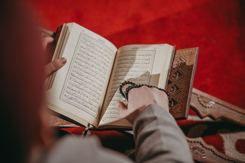 Muslim man praying Critique du livre ‘L’Islam contre la modernité’ de Ferghane Azihari