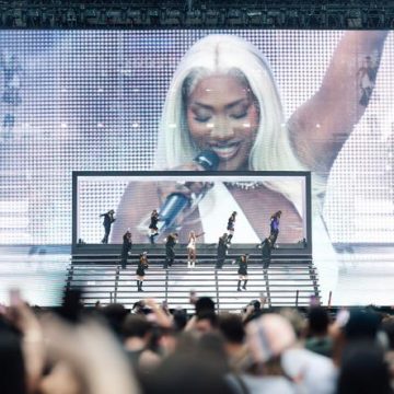 Aya Nakamura au Stade de France : une entrée spectaculaire en hélicoptère