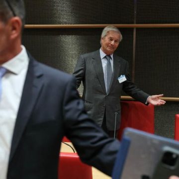 Impact de la Concentration dans le Secteur Culturel : Carton Rouge pour Bolloré
