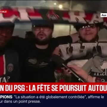 Les festivités des supporters après le match au Parc des Princes