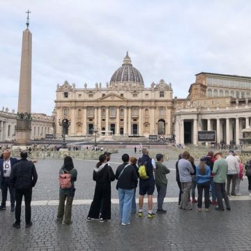 La première année de pontificat de Léon XIV : entre tradition et diplomatie
