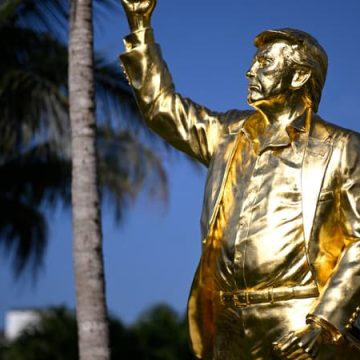 Inauguration d’une statue dorée de Donald Trump en Floride
