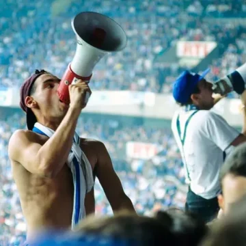 Aux Cœurs des Supporters de l’OM: La Légende de Patrice de Peretti