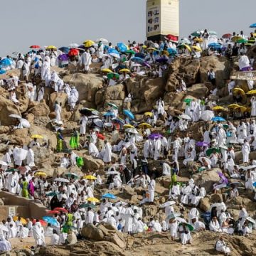 Des pèlerins musulmans prient sur le mont Arafat malgré la chaleur et les tensions régionales