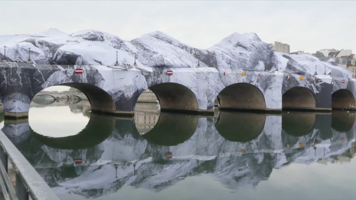 Une installation artistique transforme le Pont Neuf à Paris