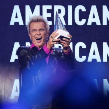 Billy Idol récompensé pour sa carrière aux American Music Awards