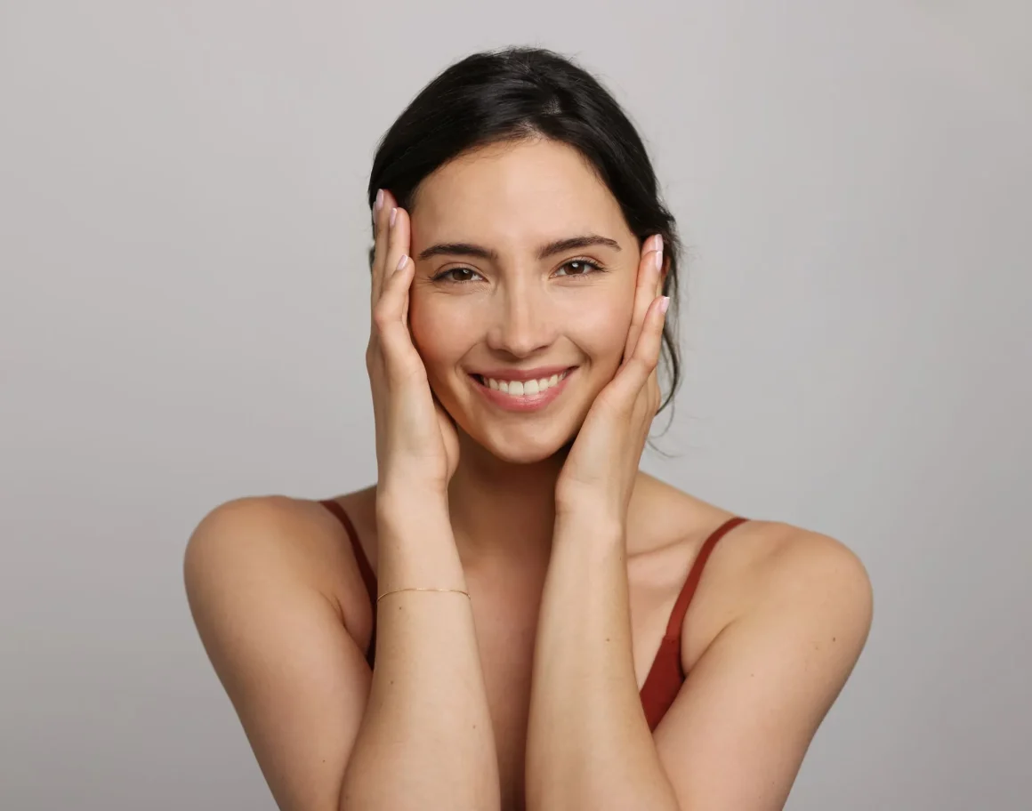 Le yoga facial : une routine anti-âge naturelle