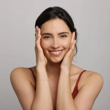 Le yoga facial : une routine anti-âge naturelle