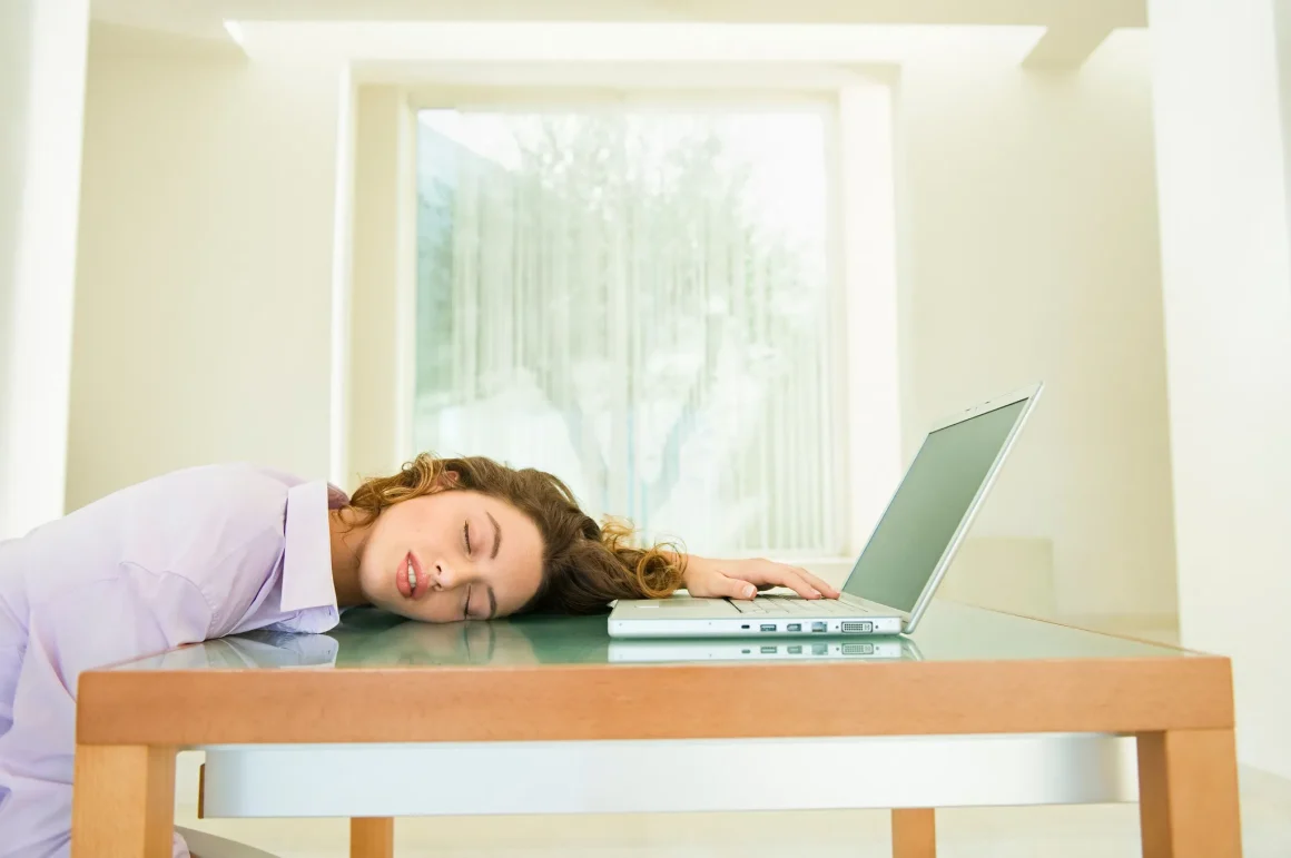 Les Français dorment en moyenne moins de 7 heures par nuit : comprendre les enjeux du sommeil