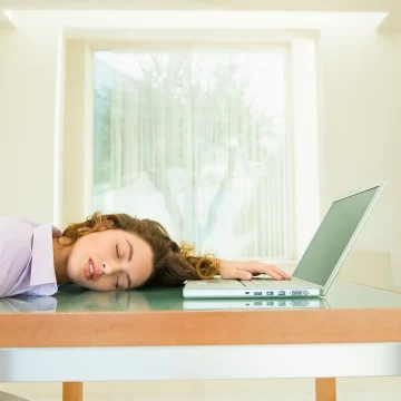 Les Français dorment en moyenne moins de 7 heures par nuit : comprendre les enjeux du sommeil