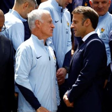 Emmanuel Macron rend visite aux Bleus avant la Coupe du monde