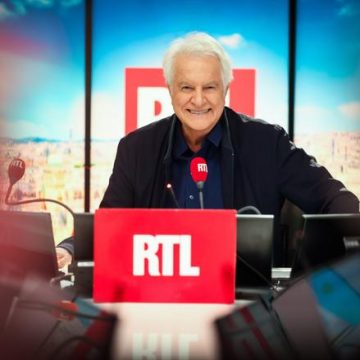 Le retour d’André Dussollier à la radio pour une seconde saison