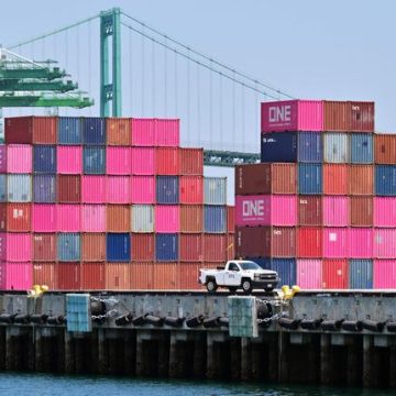 Suspension d’une Décision de Justice Infirmant une Surtaxe sur les Importations