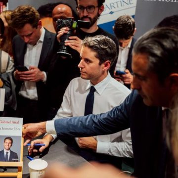 Les anciens ministres critiquent la pratique du pouvoir d’Emmanuel Macron