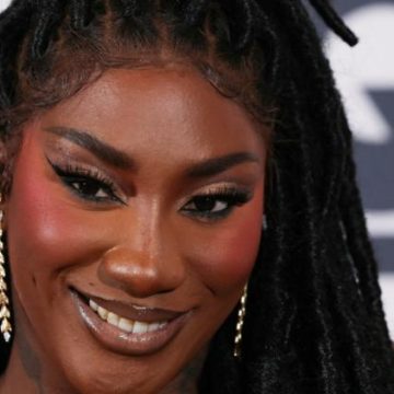 Aya Nakamura dévoile le nouveau maillot du PSG lors de son concert au Stade de France