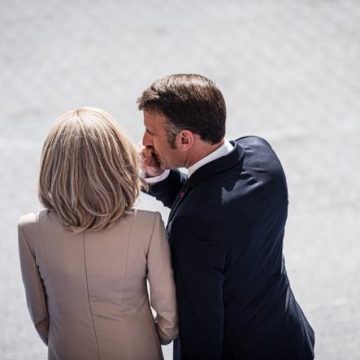 Un portrait du couple présidentiel et la fin du mandat de Macron