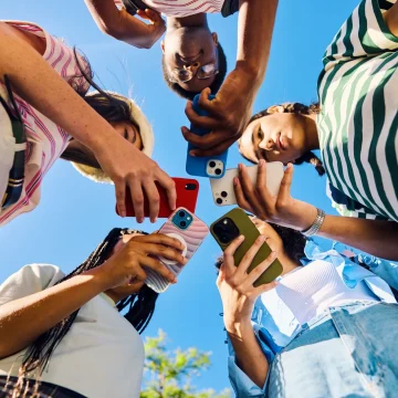 Les réseaux sociaux dominent l’information mondiale
