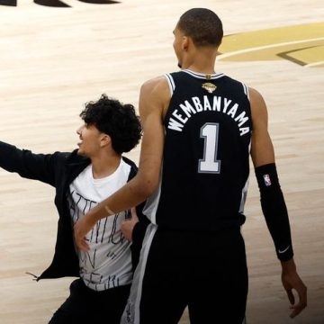 0ca24990-a1aa-4f2b-be83-7dd5f8e140fa Un fan banni à vie après une intrusion lors des finales NBA