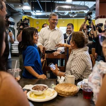 Élections à la mi-mandat en Californie : un duel entre Xavier Becerra et Steve Hilton