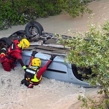 1db92286-45c9-40d8-a5db-965f6896bca4 Un Véhicule Plonge dans l’Eau à Annot: Intervention des Pompiers