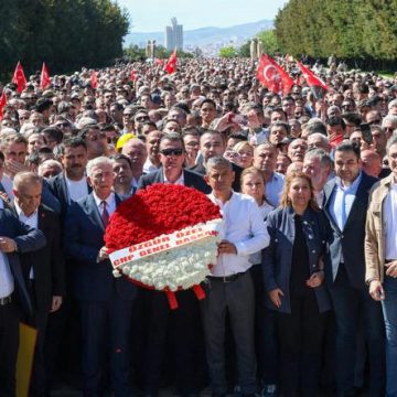 Réaction des écrivains turcs face à la destitution d’Özgür Özel