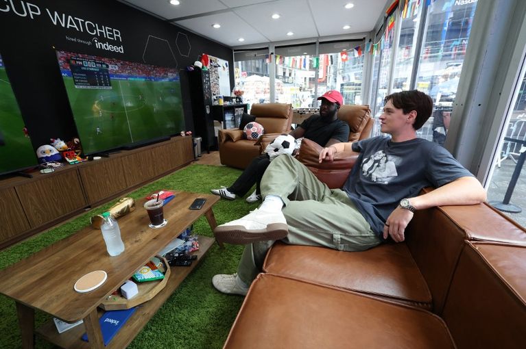 Football fans watching all 104 World Cup matches in a glass box in Times Square Les qualifications pour la Coupe du Monde se poursuivent : Résultats et actualités