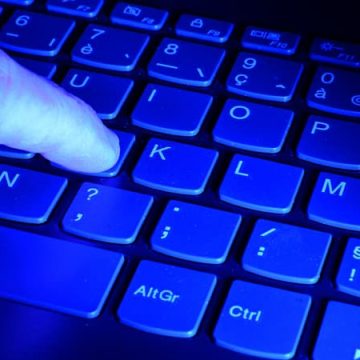 Deux hackers présumés inculpés pour vol massif de données