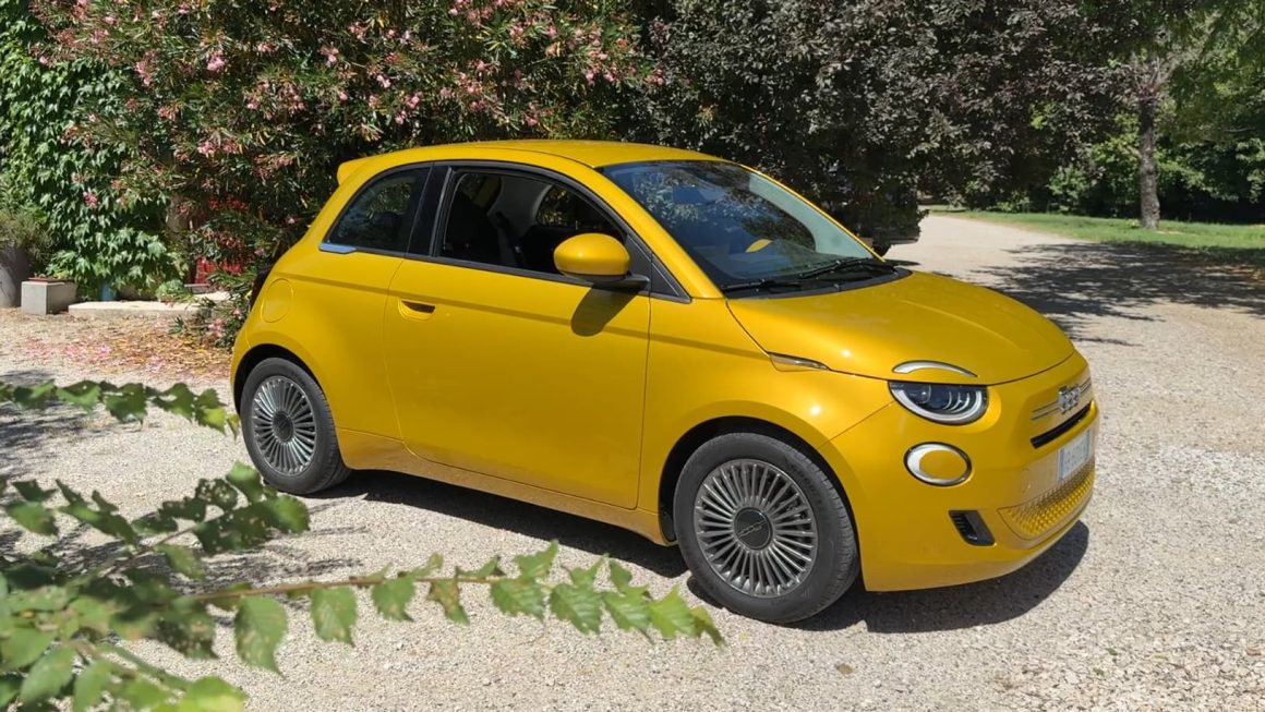 40882cac-bfae-4ed9-8987-7f72f5b6ebdc La Fiat 500 Hybrid : Un Retour Stratégique au Thermique par Stellantis