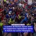 La police de Boston danse avec les supporters capverdiens après le match nul contre l’Espagne