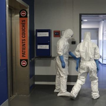 La confirmation d’un cas d’Ebola en France soulève des questions sur les mesures de prévention