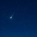 Un bolide lumineux traverse le ciel parisien