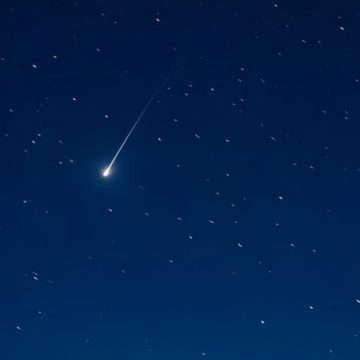 4ecd99bf-3609-4a2c-a719-72b0e003b844 Un bolide lumineux traverse le ciel parisien