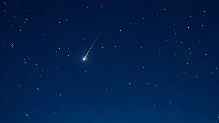 4ecd99bf-3609-4a2c-a719-72b0e003b844 Un bolide lumineux traverse le ciel parisien