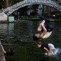 Baignade autorisée dans le canal Saint-Martin en réponse à la canicule