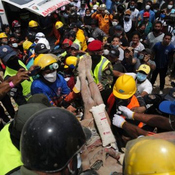 54de0a7f-3fbd-404e-89e1-a8fc009f2152 Recherche de survivants après des séismes dévastateurs au Venezuela