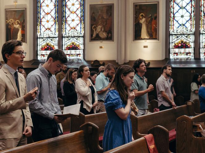 60a41bd6-866a-4eb1-9b50-42d59ffc932f Les Églises Catholiques des États-Unis Attirent les Jeunes Adultes