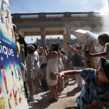 Les Français affrontent la canicule lors de la Fête de la musique