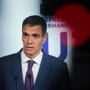 Pedro Sanchez sous pression mais déterminé à rester en fonction