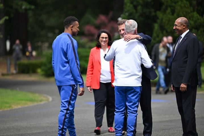 6e1660c4-8efa-4cf9-a039-b8877f4f8cbb La Visite d’Emmanuel Macron et Marina Ferrari à Clairefontaine