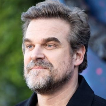 David Harbour partage ses réflexions sur la santé mentale et sa relation avec Millie Bobby Brown