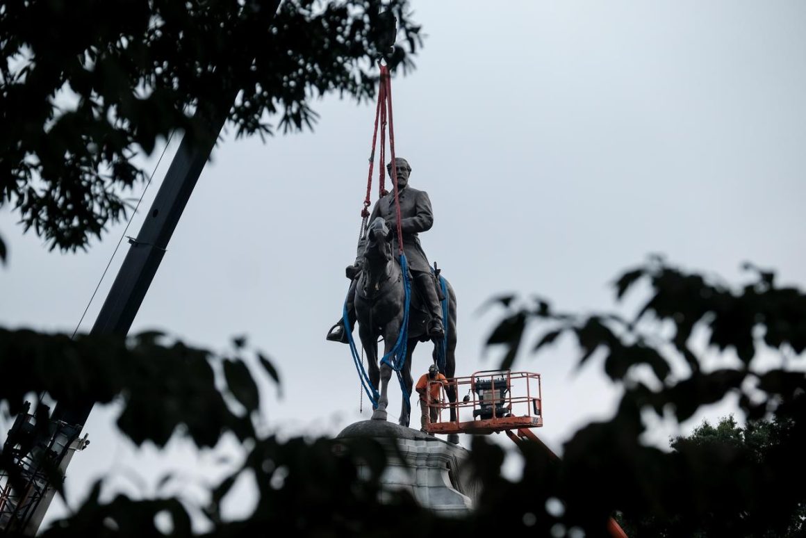 La controverse des statues et la pression pour leur réinstallation
