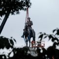 La controverse des statues et la pression pour leur réinstallation