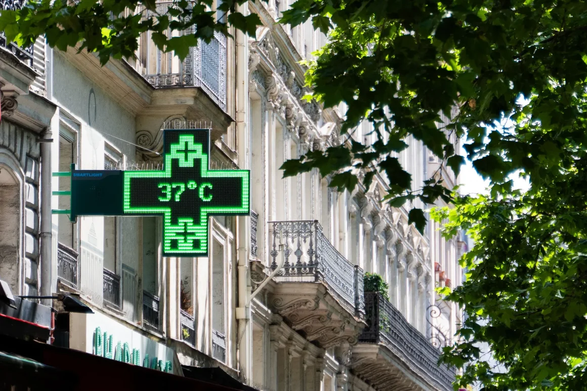 8dd09e50-8b47-42d9-88b4-120653b890aa Le débat politique sur la climatisation face à la canicule