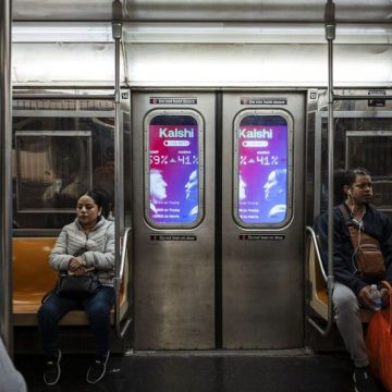 Aggressive marketing by the prediction market site Kalshi includes these New York City subway ads seen on Nov. 5, 2024. (Karsten Moran/The New York Times) Les marchés prédictifs : entre spéculation et cynisme