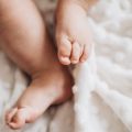 Reconnaître les Symptômes de Déshydratation chez les Bébés Pendant une Canicule