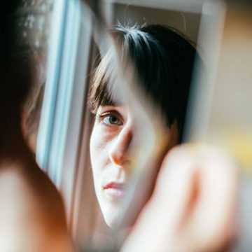 Portrait of a beautiful woman looking into a broken mirror. Critique de Dans la jungle par Adeline Dieudonné