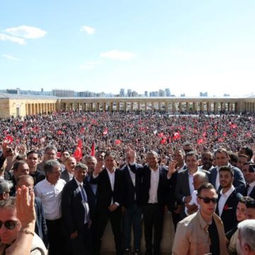 a3262b37-32a9-4efb-bf51-55aa96833d9a La crise au sein du Parti républicain du peuple en Turquie